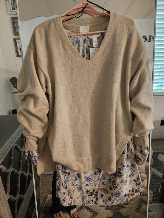 H&M Cream V-Neck Oversized Knit Sweater - Picture 6 of 6